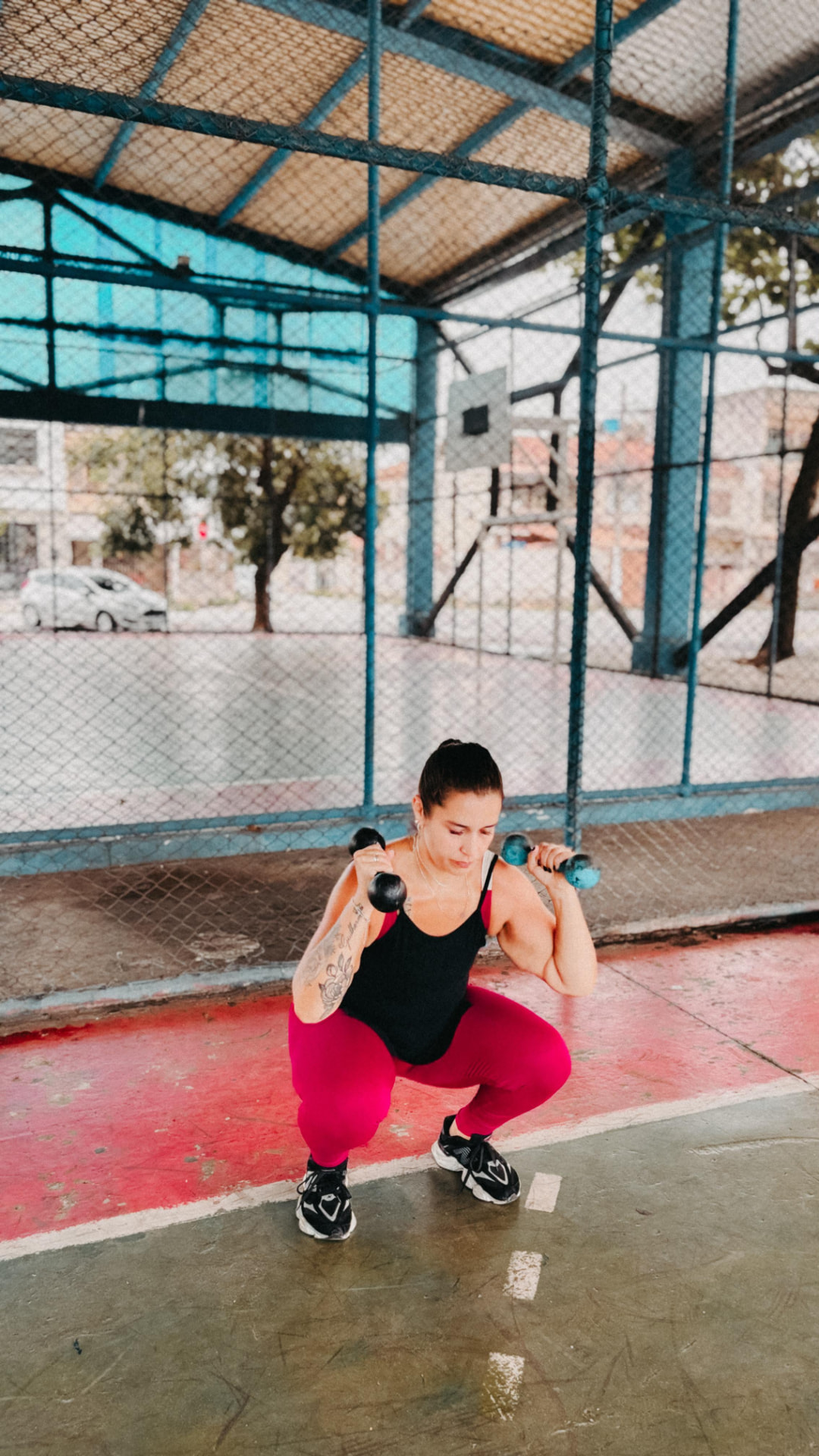 Katy Melo realizando um treino com halteres
